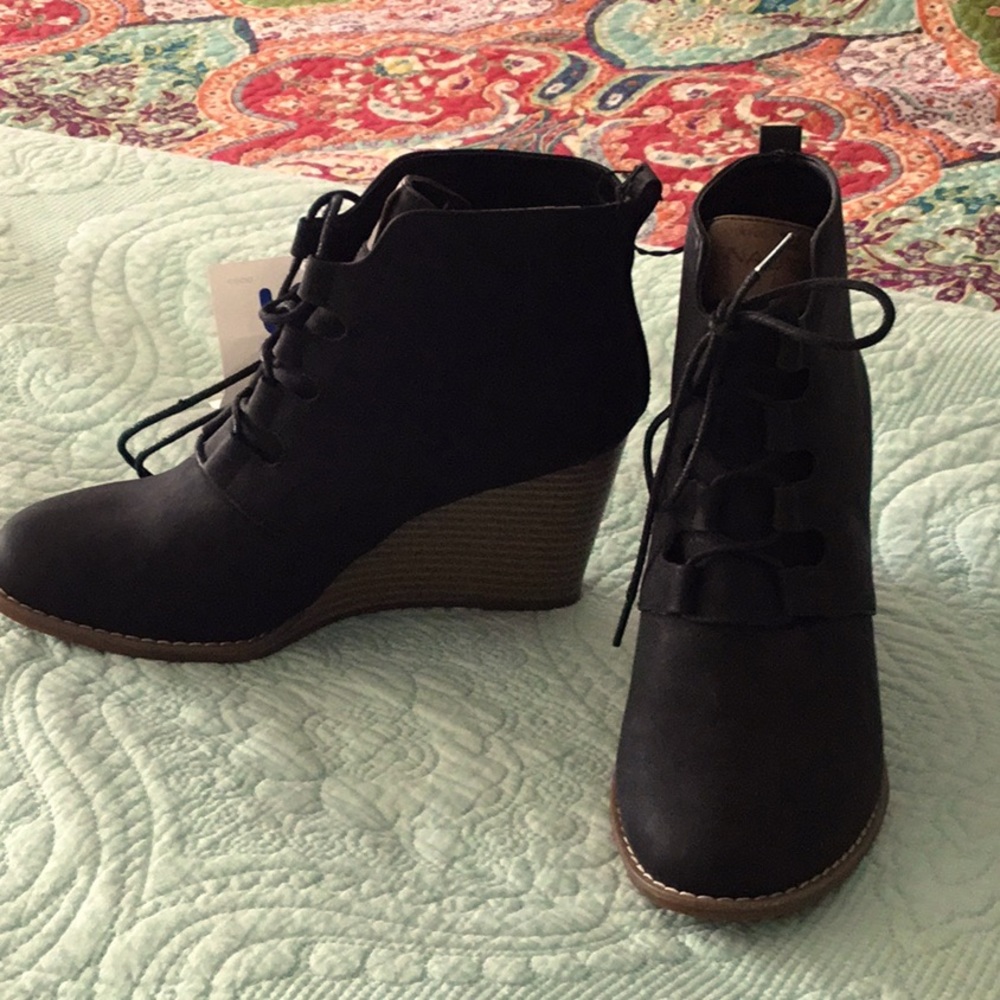 Black wedge booties by Nautica.